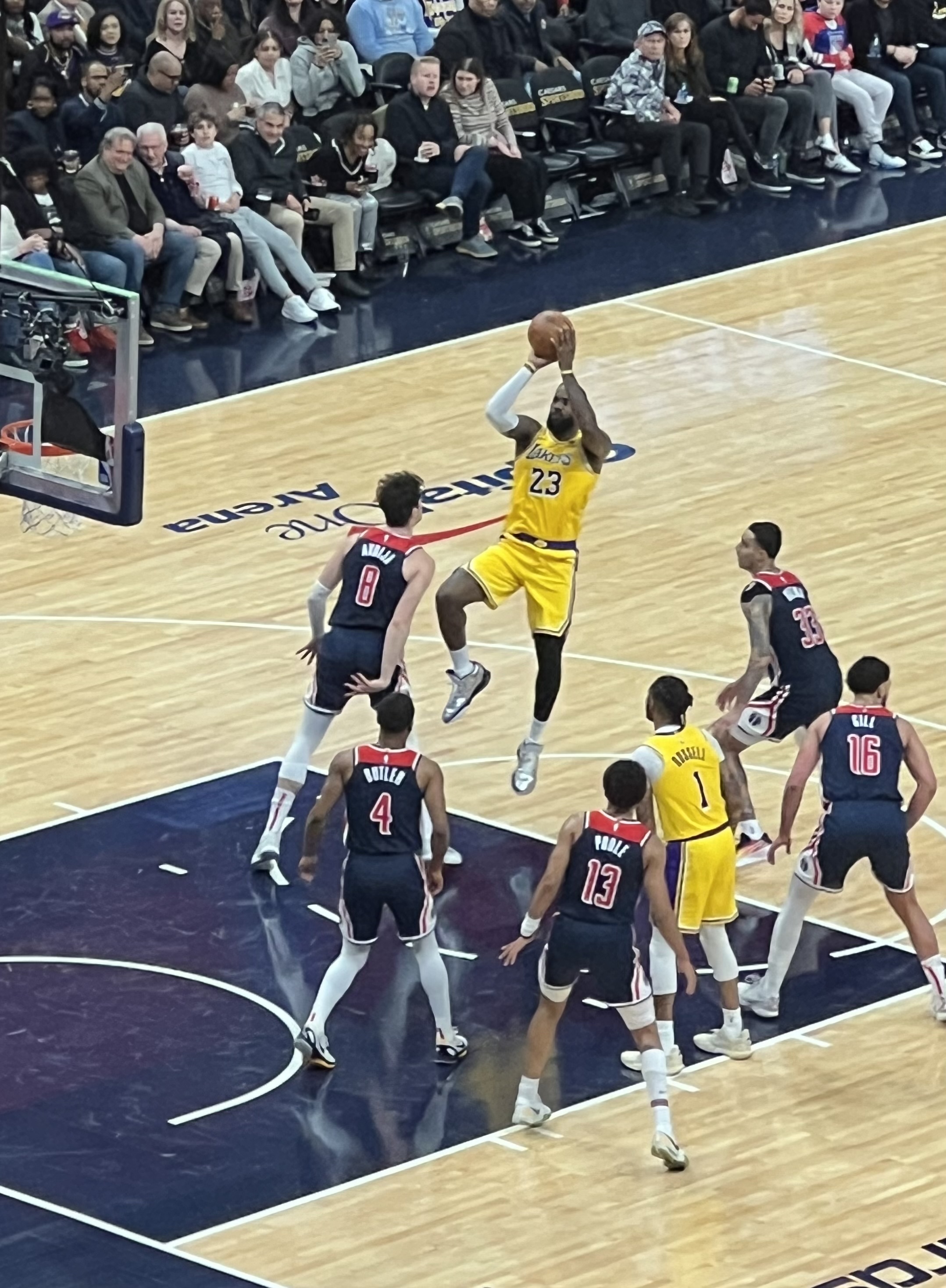 LeBron James 在湖人對巫師比賽中跳投，2024年4月3日
