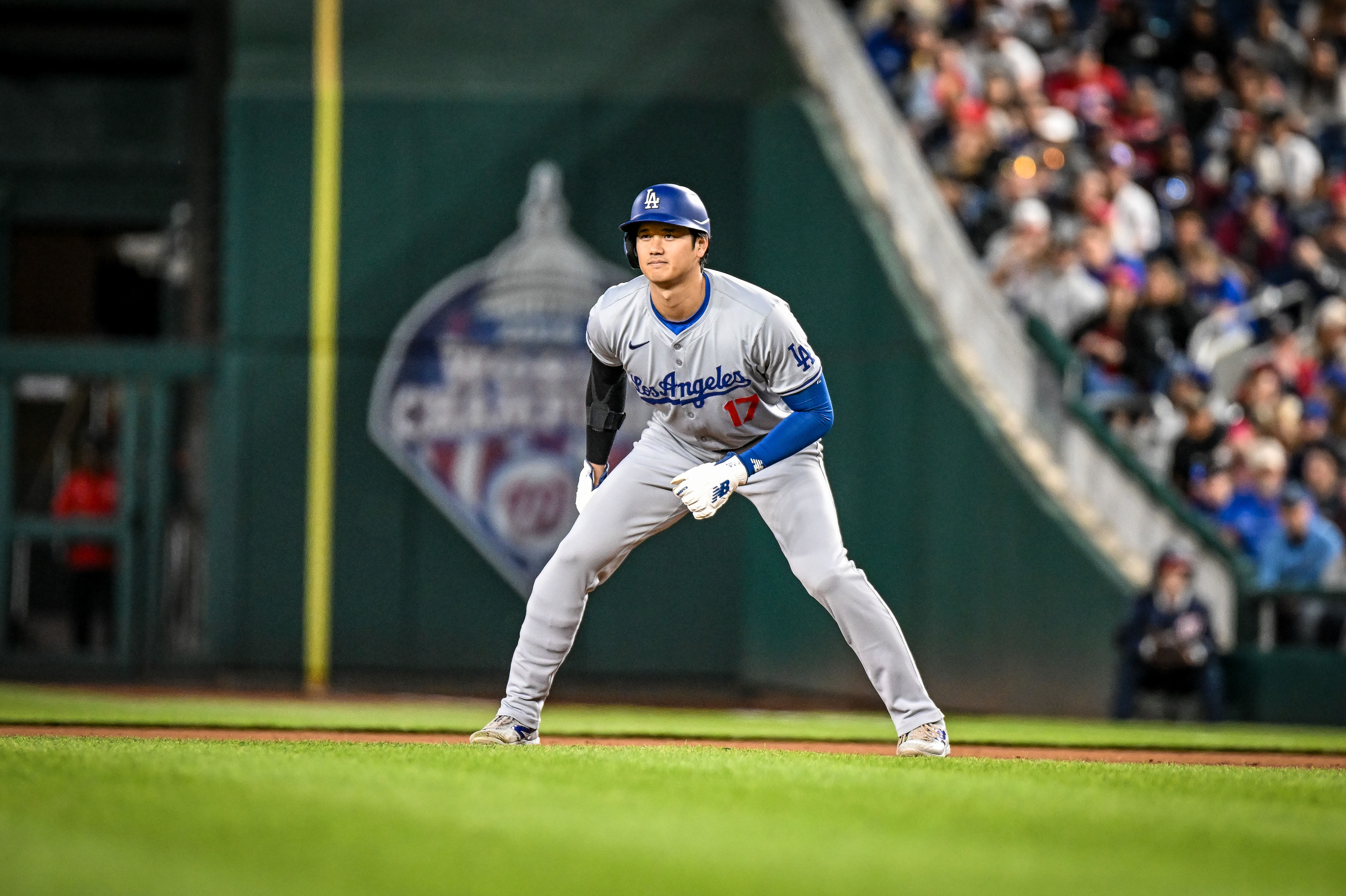 大谷翔平在道奇對國民比賽中站上壘包，2024年4月